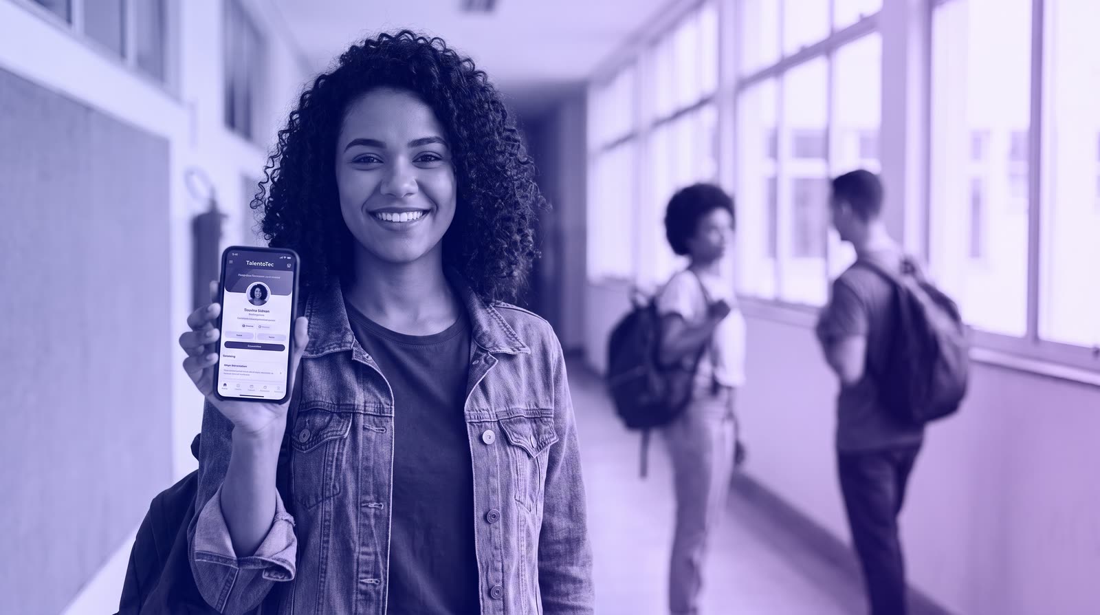 Estudante mostrando seu perfil público do TalentoTec no celular, no corredor da faculdade